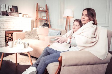 Hoş güzel kadın kızıyla birlikte TV izlerken