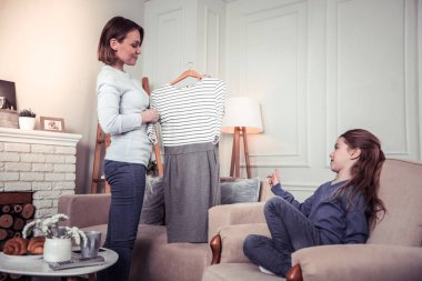 Çok güzel bir elbise tutan hoş güzel kadın