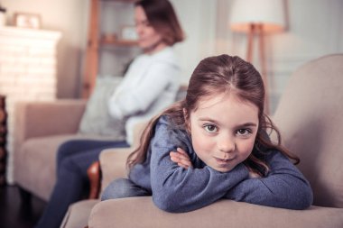 Bir neşeli sevimli güzel kız portresi