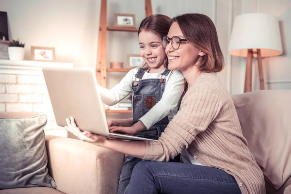 Χαρά χαρούμενη μητέρα και κόρη, κοιτάζοντας την οθόνη του φορητού υπολογιστή — Φωτογραφία Αρχείου