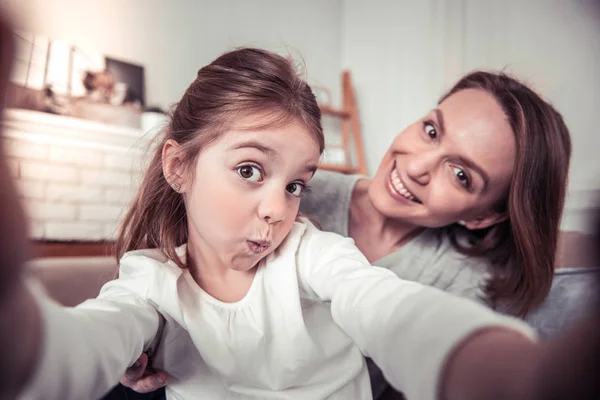 Positivo ragazza carina scattare foto con la mamma — Foto Stock