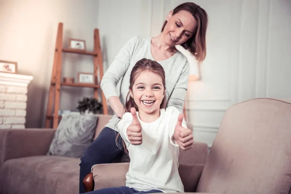 Chica positiva alegre que muestra signos Ok —  Fotos de Stock