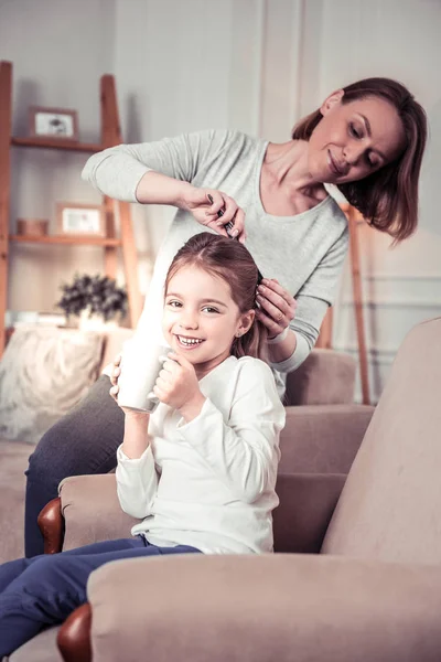 Positieve schattig meisje houdt een kopje met thee — Stockfoto