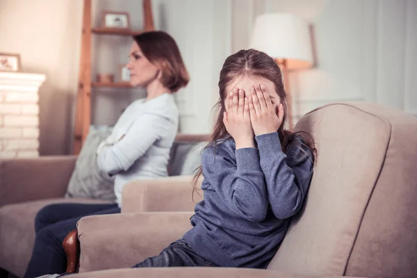 Nettes nettes Mädchen, das ihr Gesicht bedeckt — Stockfoto