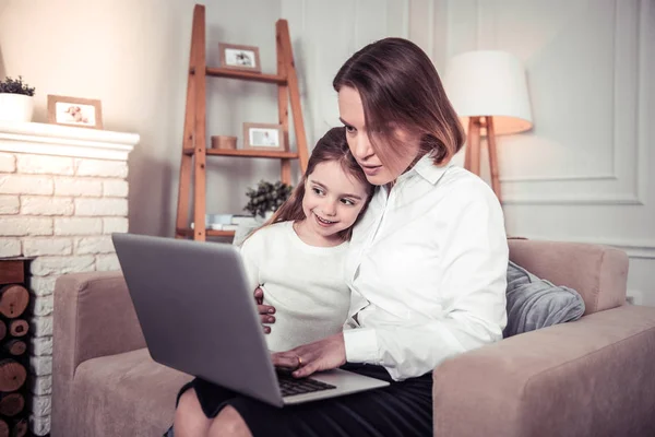 Piacevole bella donna che abbraccia la sua amata figlia — Foto Stock