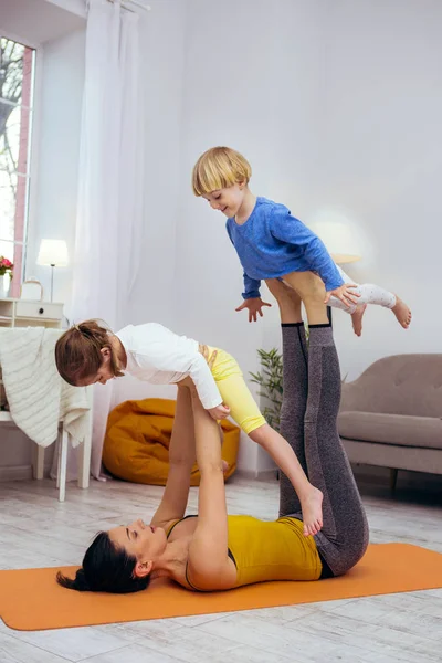 Glada positiva barnen ha roligt med sin mor — Stockfoto