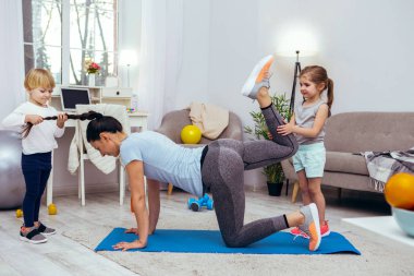 Anneler bacağını tutarak neşeli sevimli kız