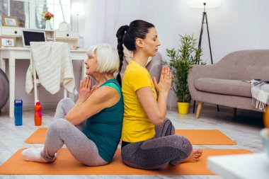 Lotus poz oturan güzel genç kadın