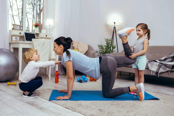 Fina positiva barn står nära sin mor — Stockfoto