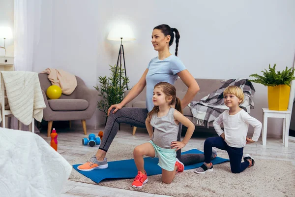 Niza niños activos sentados en una rodilla —  Fotos de Stock