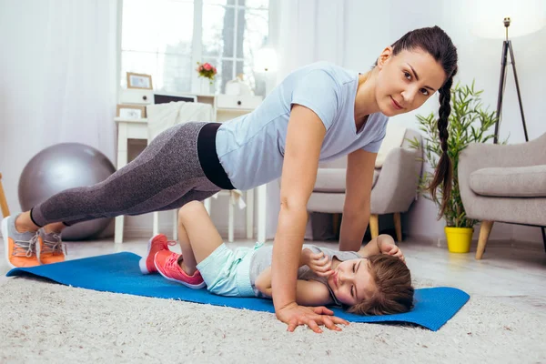 Mujer joven atractiva positiva disfrutando de actividades deportivas —  Fotos de Stock