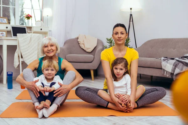 Gioioso positivo bella famiglia facendo sport insieme — Foto Stock