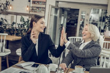 Modern gülen anne kızına yüksek beş veren