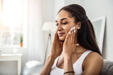 Yüz masajı yaparken rahat esmer kız