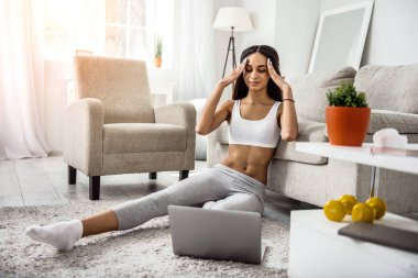 Onun tapınaklar Masaj Genç kadın kişi konsantre