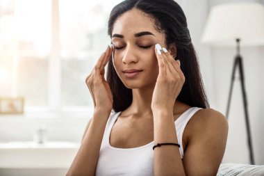 Ona zaman evde rahat genç kadının