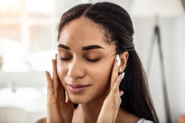 Neşeli Uluslararası kız zevk ile vakit