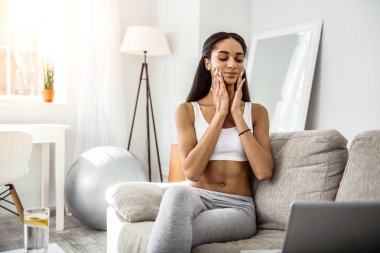 Bilgisayar başında uluslararası şirin kız