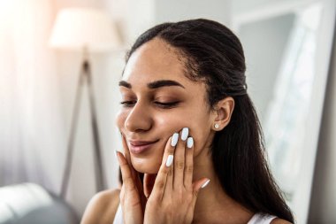 Çekici genç kadın kişi aşağı doğru bakıyor