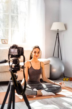 Sevimli genç Uluslararası blogger eğitim video çekim