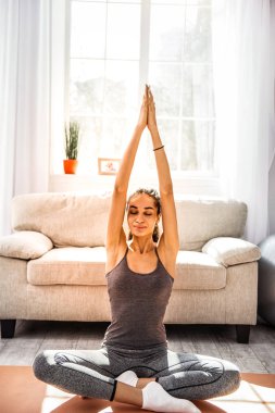 Neşeli kadın kişi Yoga poz oturuyor