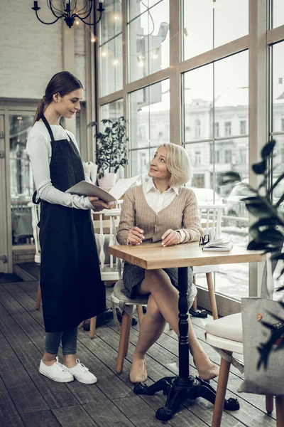 Mujer madura de cabello rubio que viene a la cafetería por la mañana — Foto de Stock