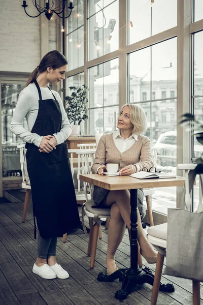 Mujer madura descansando en la cafetería el fin de semana — Foto de Stock