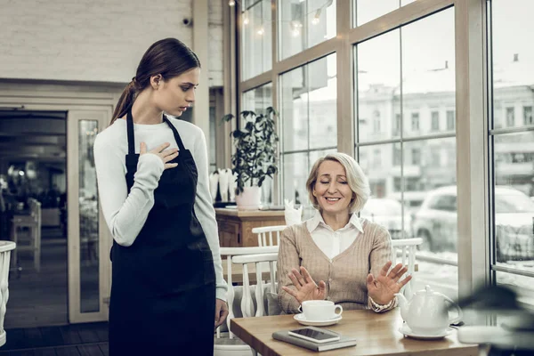 Mujer de cabello rubio no le gusta el café que tomó en la cafetería —  Fotos de Stock