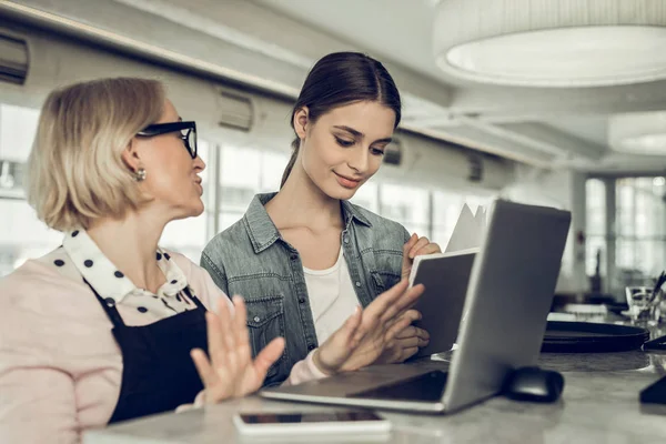 Unga servitrisen kommer till anställningsintervju med ägaren av café — Stockfoto