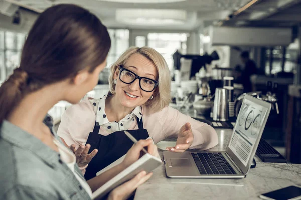 Elegante eigenaar van restaurant met sollicitatiegesprek met serveerster — Stockfoto