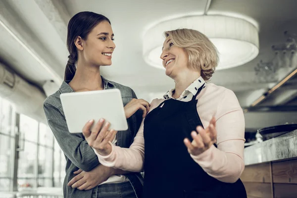 Mère et fille se sentent heureuses après avoir ouvert une entreprise familiale — Photo