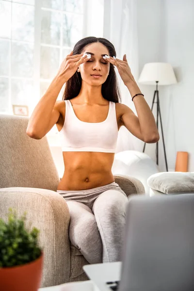 Koltukta oturan bir tür esmer genç bayan