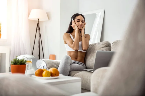 Concentrated brunette girl looking at her computer — Stock fotografie