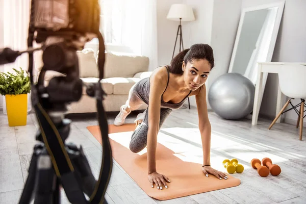 Blogger profesional filmando su entrenamiento en cámara — Foto de Stock