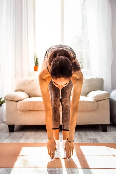 Koncentrovaný sportovní holka dělá protahovací cvičení — Stock fotografie