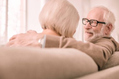 Karısına baktığı olumlu mutluluk olgun adam