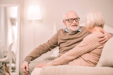 Olumlu mutlu çift evde hafta sonu harcama