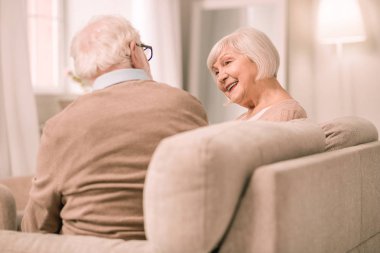 Duygusal sarışın kadın kişi tüm kulaklarında olmak