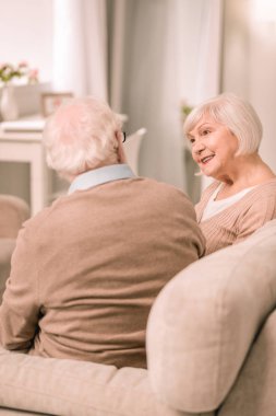 Memnun emekli kocası ile birlikte hafta sonu harcama