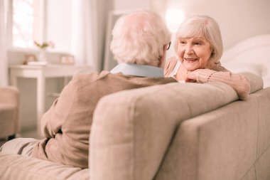 Sevimli olgun kadın eşine dinleme