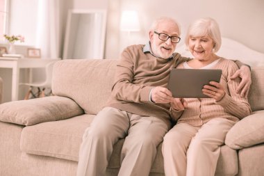 Neşeli emekliler çocuklu video konferans sahip