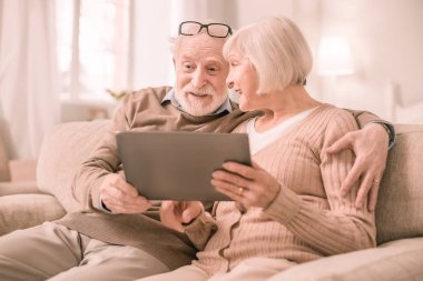 Duygusal sarışın kadın kocasına söz