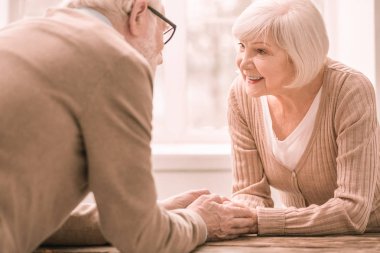 Sevimli sarışın kadın kişi hoş konuşmayı