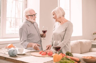 Tür olgun insan evde yemek zorunda kalacak