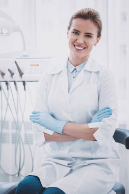 Onun işyerinde oturan çekici genç tıbbi bir işçi