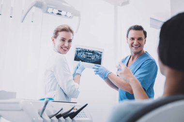 Erkek biri onun hasta konuşuyor