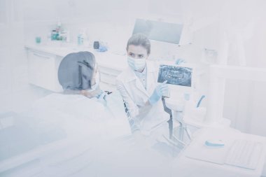 Kendinden emin stomatologist diş röntgen resme işaret