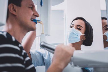 Roentgen olmanın erkek ellerinde fotoğraf duruldu