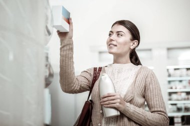 Eczane onun en sevdiğiniz öğeleri seçmek şık ışınlama kadın depolamak