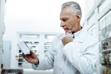 Özenli sakallı adam bilgi kutusundaki okuma